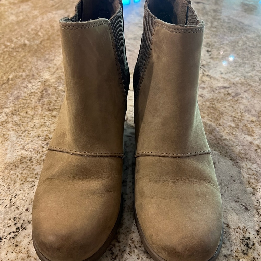 Sorel wedge pull on booties, great timeless khaki green color!